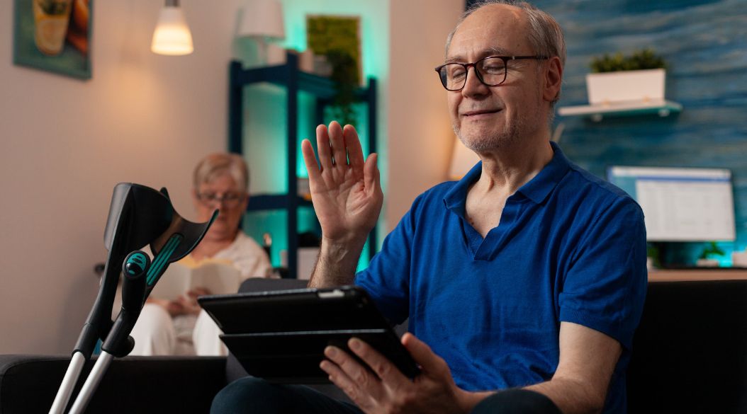 envejeciente con tablet